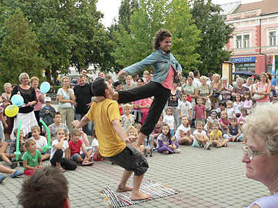 http://kulturszalon.hu/sites/default/files/field/image/street_comedy_show1.jpg