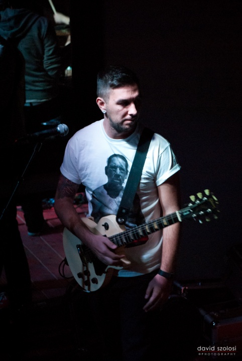 F 4.2<br />
1/250<br />
ISO 400<br />
80 mm<br />
NIKON CORPORATION<br />
NIKON D3100</p>
<p>